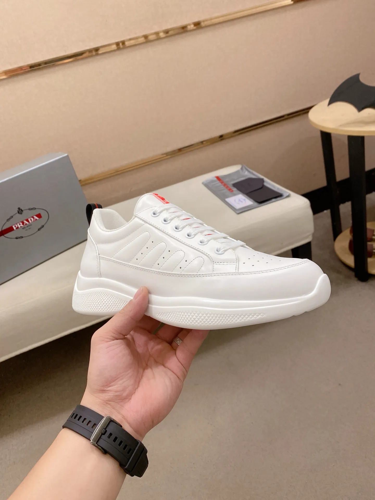 Men's Men's Shoes 560💰 ✔️✔️✔️High version High-quality new PRADA (Prada) counters are launched simultaneously. The new men's shoes and 😘fabrics are selected from first-layer cowhide and are made by pure handicrafts. Lining: Full cowhide lining. 👍🏿 High-end ☄️ air-cushion molded anti-slip rubber outsole, exquisite lines, simple and elegant, comfortable and high-end for leisure travel. Code number: 38 to 45